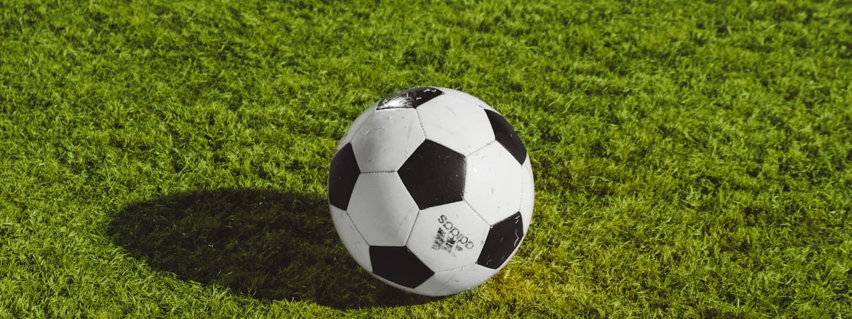 亚洲足球直播免费高清无插件观赛指南配图，展示球迷在屏幕前观看高清足球比赛的场景